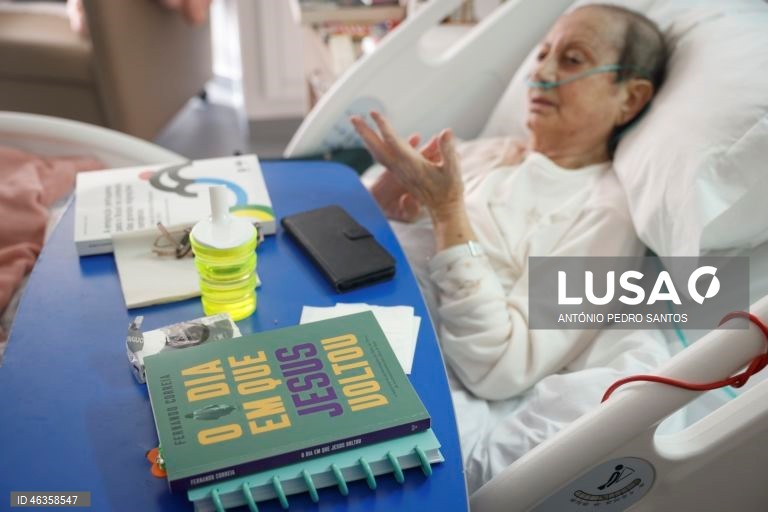 Joana Afonso e Rute Matias, elementos da Associação de Solidariedade Música nos Hospitais, tocam música para os doentes na Clínica do Instituto São João de Deus, em Lisboa.