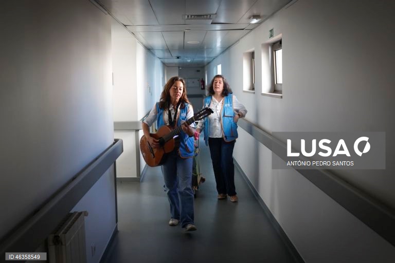 Joana Afonso e Rute Matias, elementos da Associação de Solidariedade Música nos Hospitais, tocam música para os doentes na Clínica do Instituto São João de Deus, em Lisboa.