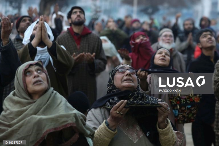 Muçulmanos rezam enquanto contemplam uma relíquia sagrada que se acredita conter um fio de barba do profeta Maomé no santuário Hazratbal, em Srinagar, Índia. Centenas de devotos reuniram-se para celebrar o Meraj-ul-Alam, que comemora a ascensão do profeta ao céu. 