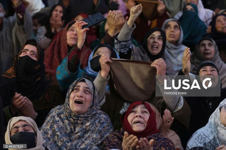 Muçulmanos rezam enquanto contemplam uma relíquia sagrada que se acredita conter um fio de barba do profeta Maomé no santuário Hazratbal, em Srinagar, Índia. Centenas de devotos reuniram-se para celebrar o Meraj-ul-Alam, que comemora a ascensão do profeta ao céu. 