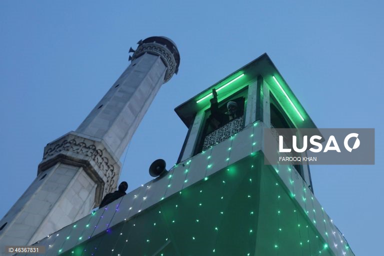 Muçulmanos rezam enquanto contemplam uma relíquia sagrada que se acredita conter um fio de barba do profeta Maomé no santuário Hazratbal, em Srinagar, Índia. Centenas de devotos reuniram-se para celebrar o Meraj-ul-Alam, que comemora a ascensão do profeta ao céu. 