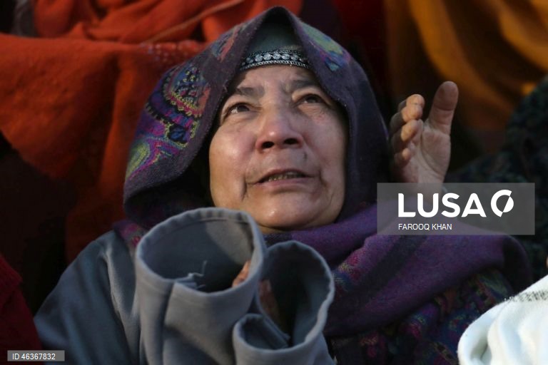 Muçulmanos rezam enquanto contemplam uma relíquia sagrada que se acredita conter um fio de barba do profeta Maomé no santuário Hazratbal, em Srinagar, Índia. Centenas de devotos reuniram-se para celebrar o Meraj-ul-Alam, que comemora a ascensão do profeta ao céu. 