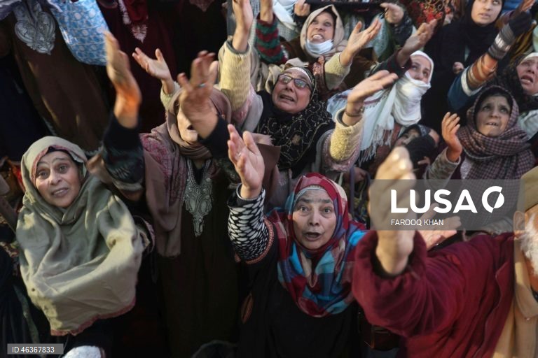 Muçulmanos rezam enquanto contemplam uma relíquia sagrada que se acredita conter um fio de barba do profeta Maomé no santuário Hazratbal, em Srinagar, Índia. Centenas de devotos reuniram-se para celebrar o Meraj-ul-Alam, que comemora a ascensão do profeta ao céu. 