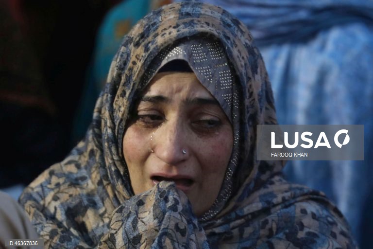 Muçulmanos rezam enquanto contemplam uma relíquia sagrada que se acredita conter um fio de barba do profeta Maomé no santuário Hazratbal, em Srinagar, Índia. Centenas de devotos reuniram-se para celebrar o Meraj-ul-Alam, que comemora a ascensão do profeta ao céu. 