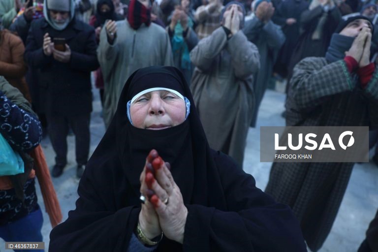 Muçulmanos rezam enquanto contemplam uma relíquia sagrada que se acredita conter um fio de barba do profeta Maomé no santuário Hazratbal, em Srinagar, Índia. Centenas de devotos reuniram-se para celebrar o Meraj-ul-Alam, que comemora a ascensão do profeta ao céu. 