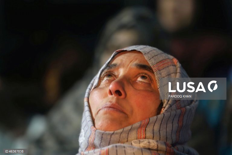 Muçulmanos rezam enquanto contemplam uma relíquia sagrada que se acredita conter um fio de barba do profeta Maomé no santuário Hazratbal, em Srinagar, Índia. Centenas de devotos reuniram-se para celebrar o Meraj-ul-Alam, que comemora a ascensão do profeta ao céu. 