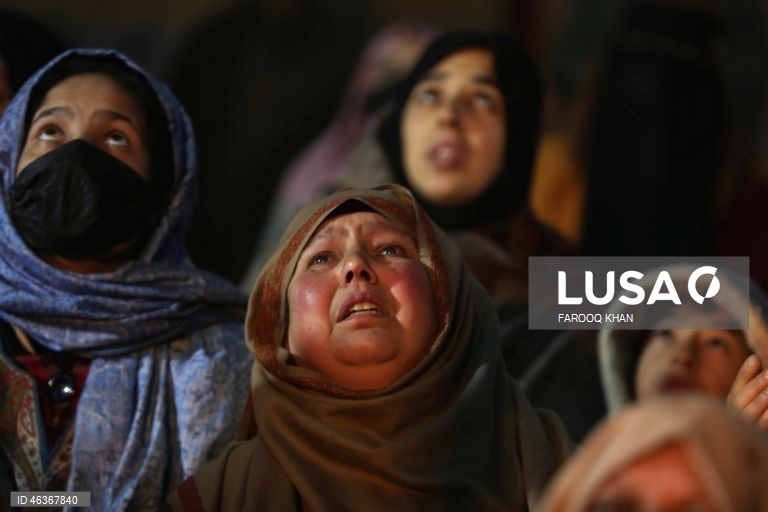 Muçulmanos rezam enquanto contemplam uma relíquia sagrada que se acredita conter um fio de barba do profeta Maomé no santuário Hazratbal, em Srinagar, Índia. Centenas de devotos reuniram-se para celebrar o Meraj-ul-Alam, que comemora a ascensão do profeta ao céu. 