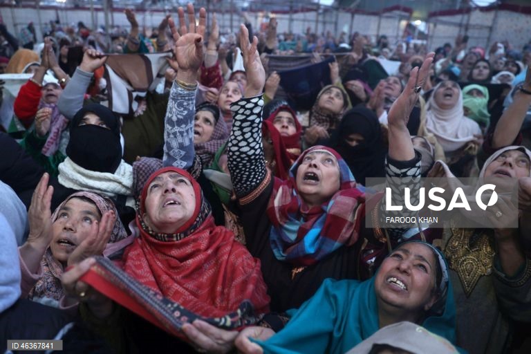 Muçulmanos rezam enquanto contemplam uma relíquia sagrada que se acredita conter um fio de barba do profeta Maomé no santuário Hazratbal, em Srinagar, Índia. Centenas de devotos reuniram-se para celebrar o Meraj-ul-Alam, que comemora a ascensão do profeta ao céu. 