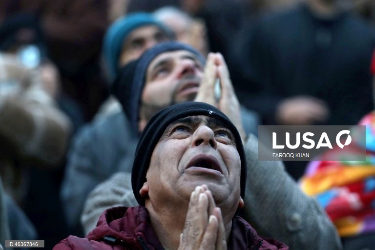 Muçulmanos rezam enquanto contemplam uma relíquia sagrada que se acredita conter um fio de barba do profeta Maomé no santuário Hazratbal, em Srinagar, Índia. Centenas de devotos reuniram-se para celebrar o Meraj-ul-Alam, que comemora a ascensão do profeta ao céu. 
