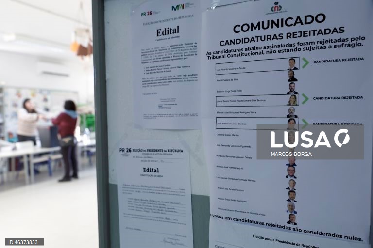 Comunicado da Comissão Nacional de Eleições (CNE) sobre as candidaturas rejeitadas às eleições Presidenciais, numa mesa de voto na Escola Básica de Alhos Vedros, na Moita, 18 de janeiro de 2026. MARCOS BORGA / LUSA
