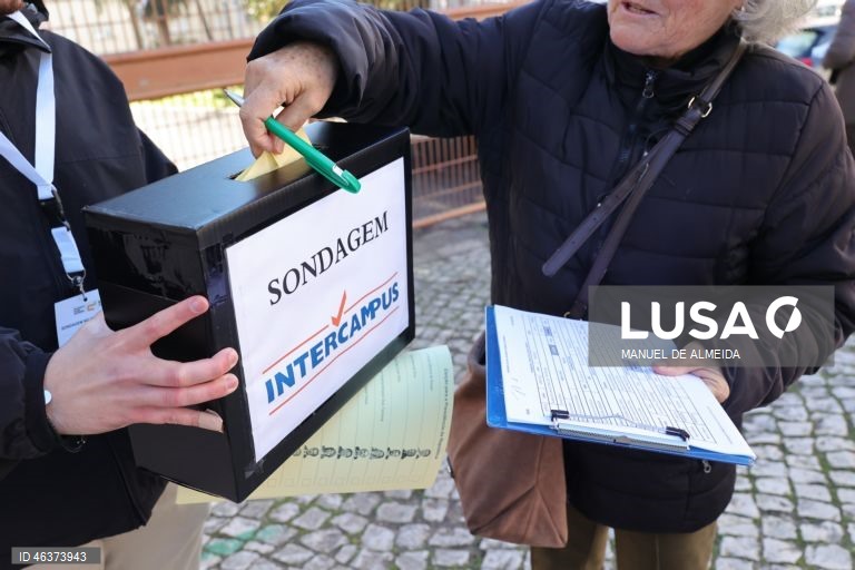 Um elemento de uma empresa de sondagens faz recolha de amostras numa escola em Lisboa, 18 de janeiro de 2026. Mais de 11 milhões de eleitores são chamados a eleger o novo Presidente da República Portuguesa, que sucederá a Marcelo Rebelo de Sousa, que atingiu o limite dos seus mandatos. Há 11 candidatos aceites, um número recorde. MANUEL DE ALMEIDA/LUSA