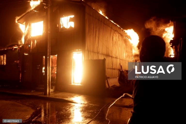 Chile: Incêndios florestais destroem casas em Penco