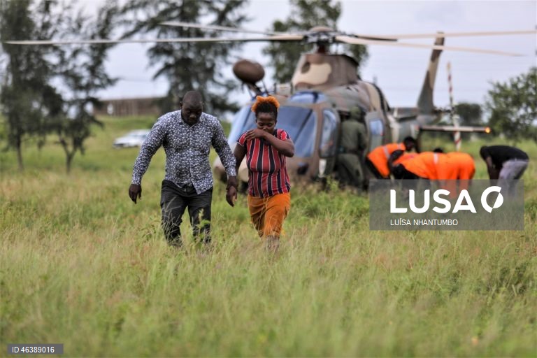 Rescue operation to the people living in 03th February neighbourhood afected by the heavy rains in the Maputo and Gaza regions, Maputo, Mozambique, 20th January 2026. Today, efforts and attempts to rescue hundreds of families who remain cut off by the floods continue, some of whom are taking refuge on rooftops, car roofs or in the treetops, mainly in Maputo and Gaza, southern Mozambique, as a result of heavy rains, which have been almost uninterrupted for several days and are forcing dams,...