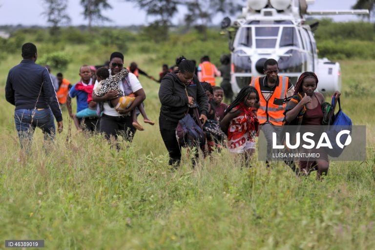 Rescue operation to the people living in 03th February neighbourhood afected by the heavy rains in the Maputo and Gaza regions, Maputo, Mozambique, 20th January 2026. Today, efforts and attempts to rescue hundreds of families who remain cut off by the floods continue, some of whom are taking refuge on rooftops, car roofs or in the treetops, mainly in Maputo and Gaza, southern Mozambique, as a result of heavy rains, which have been almost uninterrupted for several days and are forcing dams,...