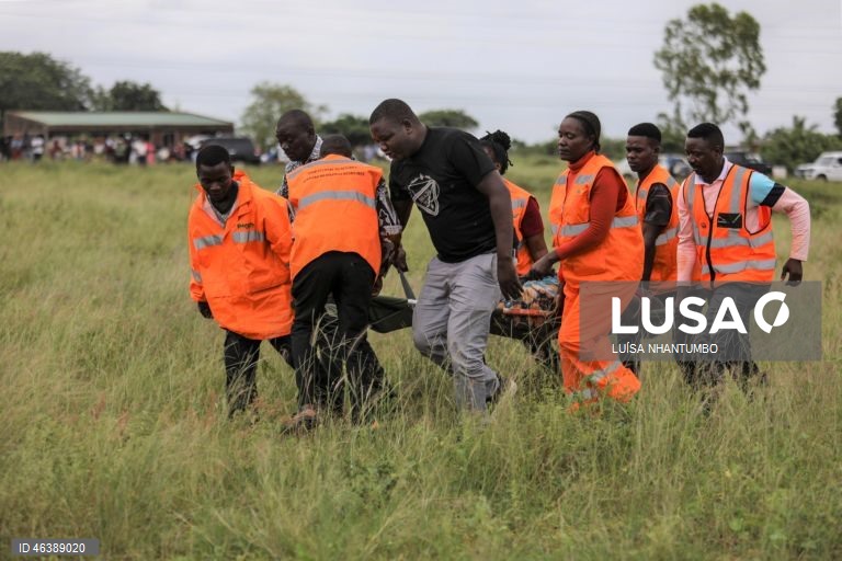Rescue operation to the people living in 03th February neighbourhood afected by the heavy rains in the Maputo and Gaza regions, Maputo, Mozambique, 20th January 2026. Today, efforts and attempts to rescue hundreds of families who remain cut off by the floods continue, some of whom are taking refuge on rooftops, car roofs or in the treetops, mainly in Maputo and Gaza, southern Mozambique, as a result of heavy rains, which have been almost uninterrupted for several days and are forcing dams,...