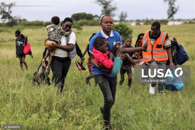 Rescue operation to the people living in 03th February neighbourhood afected by the heavy rains in the Maputo and Gaza regions, Maputo, Mozambique, 20th January 2026. Today, efforts and attempts to rescue hundreds of families who remain cut off by the floods continue, some of whom are taking refuge on rooftops, car roofs or in the treetops, mainly in Maputo and Gaza, southern Mozambique, as a result of heavy rains, which have been almost uninterrupted for several days and are forcing dams,...
