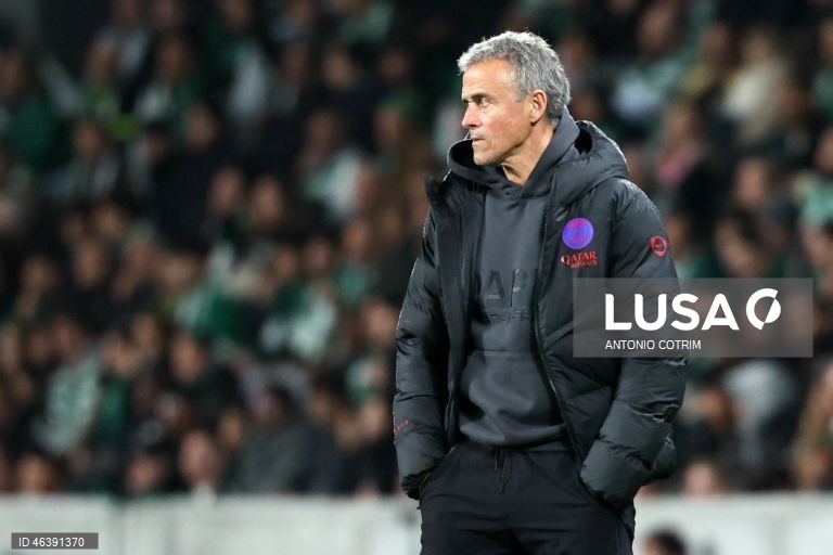 O Sporting venceu hoje em casa o detentor do cetro europeu Paris Saint-Germain por 2-1 e garantiu, pelo menos, um lugar no play-off de acesso aos oitavos de final da Liga dos Campeões em futebol.