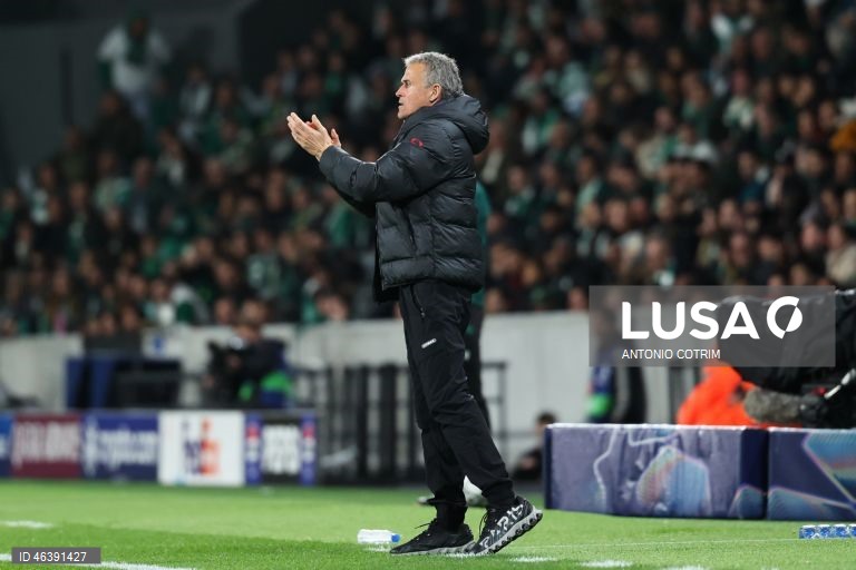 O Sporting venceu hoje em casa o detentor do cetro europeu Paris Saint-Germain por 2-1 e garantiu, pelo menos, um lugar no play-off de acesso aos oitavos de final da Liga dos Campeões em futebol.