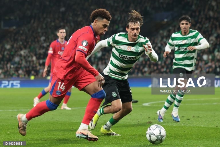 O Sporting venceu hoje em casa o detentor do cetro europeu Paris Saint-Germain por 2-1 e garantiu, pelo menos, um lugar no play-off de acesso aos oitavos de final da Liga dos Campeões em futebol.