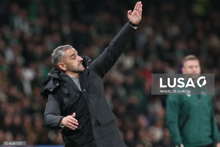 O Sporting venceu hoje em casa o detentor do cetro europeu Paris Saint-Germain por 2-1 e garantiu, pelo menos, um lugar no play-off de acesso aos oitavos de final da Liga dos Campeões em futebol.