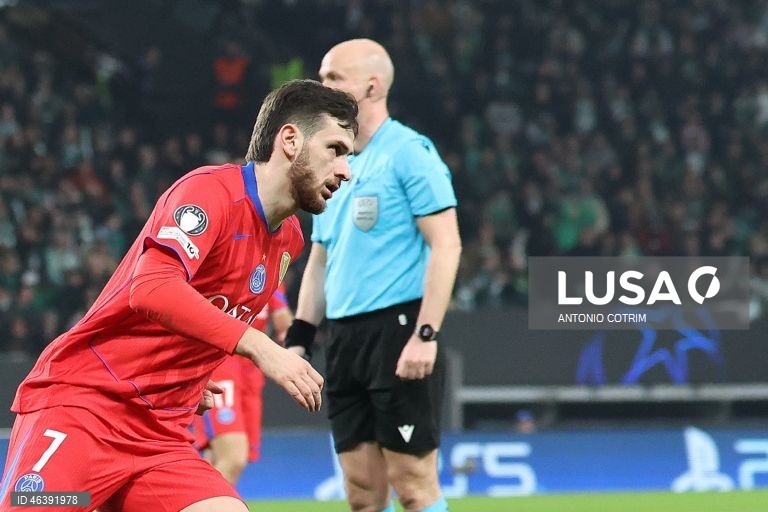 O Sporting venceu hoje em casa o detentor do cetro europeu Paris Saint-Germain por 2-1 e garantiu, pelo menos, um lugar no play-off de acesso aos oitavos de final da Liga dos Campeões em futebol.