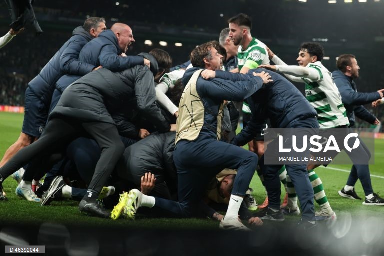 O Sporting venceu hoje em casa o detentor do cetro europeu Paris Saint-Germain por 2-1 e garantiu, pelo menos, um lugar no play-off de acesso aos oitavos de final da Liga dos Campeões em futebol.