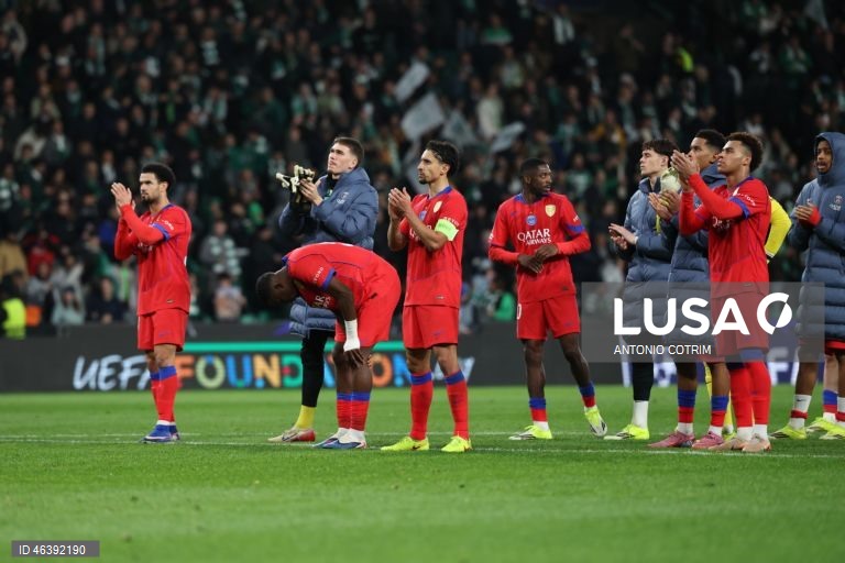 O Sporting venceu hoje em casa o detentor do cetro europeu Paris Saint-Germain por 2-1 e garantiu, pelo menos, um lugar no play-off de acesso aos oitavos de final da Liga dos Campeões em futebol.