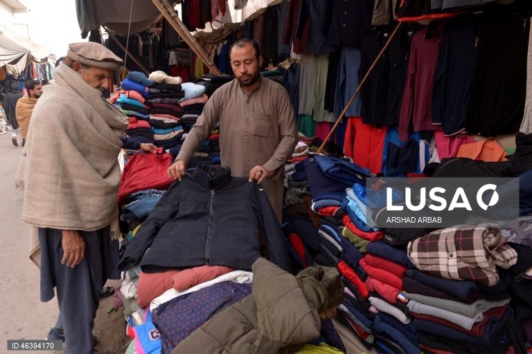 Paquistão: Mercado de roupa em segunda mão em Peshawar