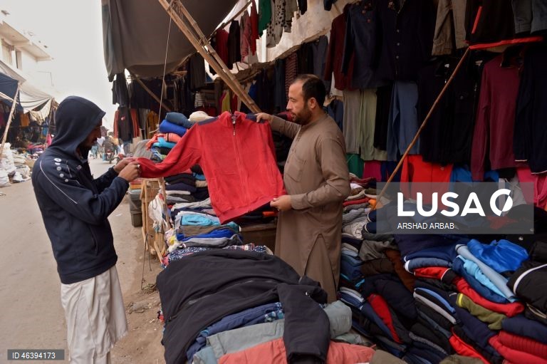 Paquistão: Mercado de roupa em segunda mão em Peshawar