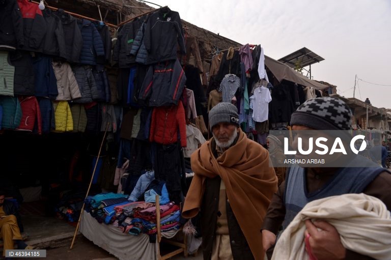 Paquistão: Mercado de roupa em segunda mão em Peshawar