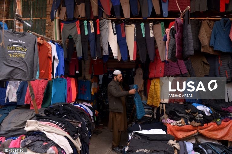 Paquistão: Mercado de roupa em segunda mão em Peshawar