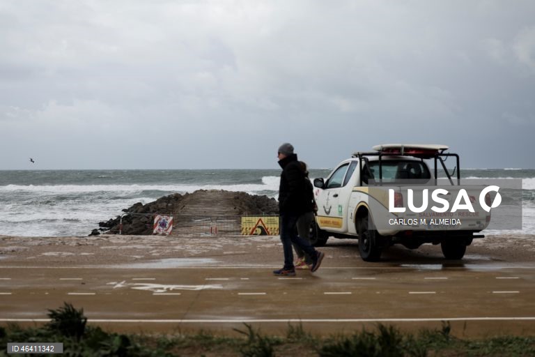 Elementos do ISN - Instituto de Socorros a Náufragos monitorizam o estado do tempo devido à passagem da depressão Ingrid, em Costa de Caparica, 23 de janeiro de 2026. O agravamento das condições meteorológicas causado pela passagem da tempestade Ingrid pelo território continental de Portugal levou ao encerramento de dezenas de escolas na sexta-feira, especialmente na região norte. CARLOS M. ALMEIDA/LUSA