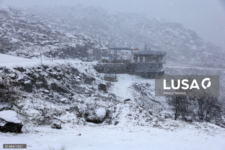 Aldeias cobertas de neve na Serra da Gralheira, devido à passagem da depressão Ingrid, Cinfães, 23 de janeiro de 2026. PAULO NOVAIS/LUSA
