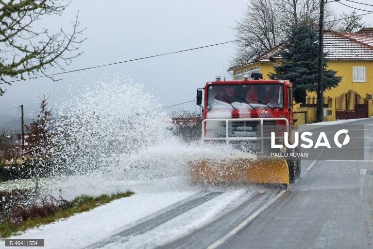 Um veículo dos bombeiros limpa a neve acumulada numa estrada coberta de neve na Serra da Gralheira devido à passagem da depressão Ingrid, em Cinfães, Portugal, em 23 de janeiro de 2026. O agravamento das condições meteorológicas causado pela passagem da tempestade Ingrid pelo território continental de Portugal levou ao encerramento de dezenas de escolas na sexta-feira, especialmente na região norte. PAULO NOVAIS/LUSA