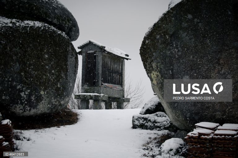 A aldeia do Castelo acordou pintada de branco devido à passagem da depressão Ingrid, no concelho de Vila Pouca de Aguiar, distrito de Vila Real, 23 de janeiro de 2026. O agravamento das condições meteorológicas causado pela passagem da tempestade Ingrid pelo território continental de Portugal levou ao encerramento de dezenas de escolas na sexta-feira, especialmente na região norte. PEDRO SARMENTO COSTA/LUSA