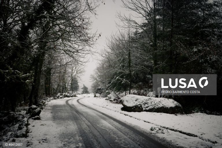 A aldeia do Castelo acordou pintada de branco devido à passagem da depressão Ingrid, no concelho de Vila Pouca de Aguiar, distrito de Vila Real, 23 de janeiro de 2026. O agravamento das condições meteorológicas causado pela passagem da tempestade Ingrid pelo território continental de Portugal levou ao encerramento de dezenas de escolas na sexta-feira, especialmente na região norte. PEDRO SARMENTO COSTA/LUSA