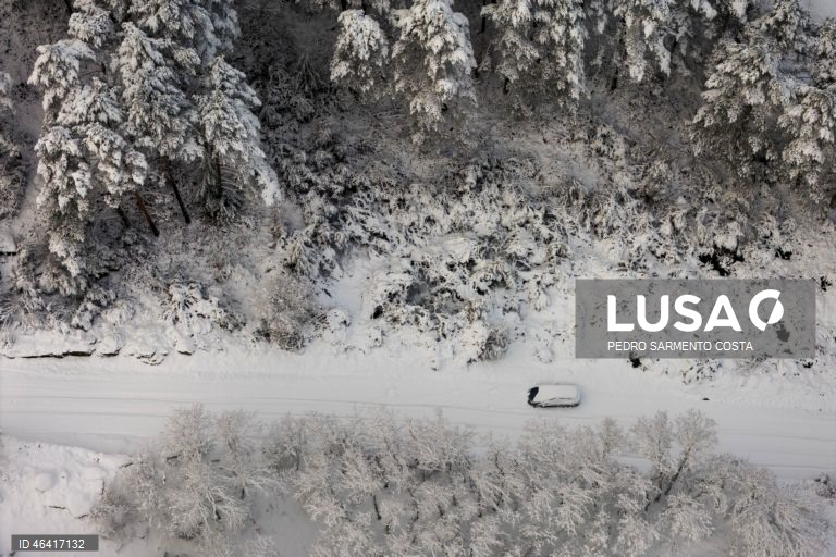 A aldeia do Castelo acordou pintada de branco devido à passagem da depressão Ingrid, no concelho de Vila Pouca de Aguiar, distrito de Vila Real, 24 de janeiro de 2026.  PEDRO SARMENTO COSTA/LUSA