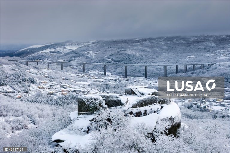 A aldeia do Castelo acordou pintada de branco devido à passagem da depressão Ingrid, no concelho de Vila Pouca de Aguiar, distrito de Vila Real, 24 de janeiro de 2026.  PEDRO SARMENTO COSTA/LUSA