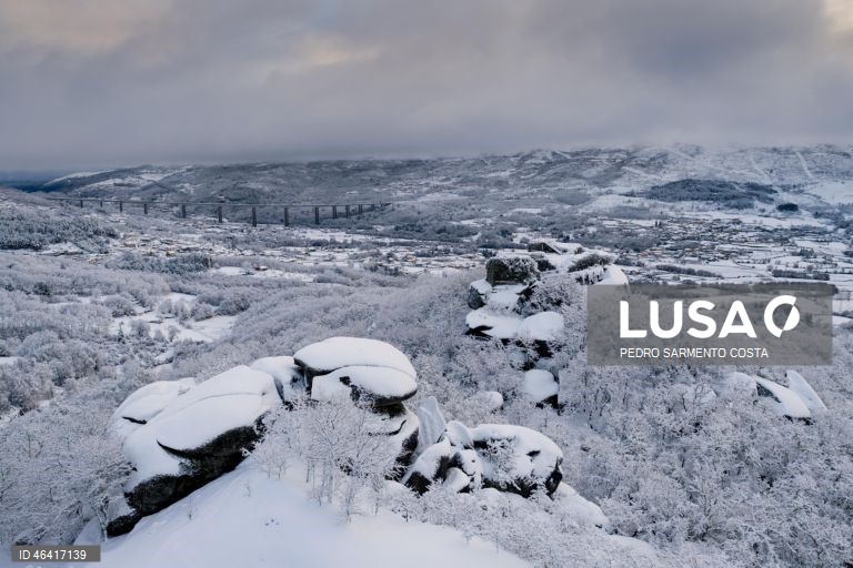 A aldeia do Castelo acordou pintada de branco devido à passagem da depressão Ingrid, no concelho de Vila Pouca de Aguiar, distrito de Vila Real, 24 de janeiro de 2026.  PEDRO SARMENTO COSTA/LUSA