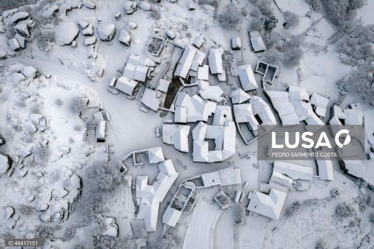 A aldeia do Castelo acordou pintada de branco devido à passagem da depressão Ingrid, no concelho de Vila Pouca de Aguiar, distrito de Vila Real, 24 de janeiro de 2026.  PEDRO SARMENTO COSTA/LUSA