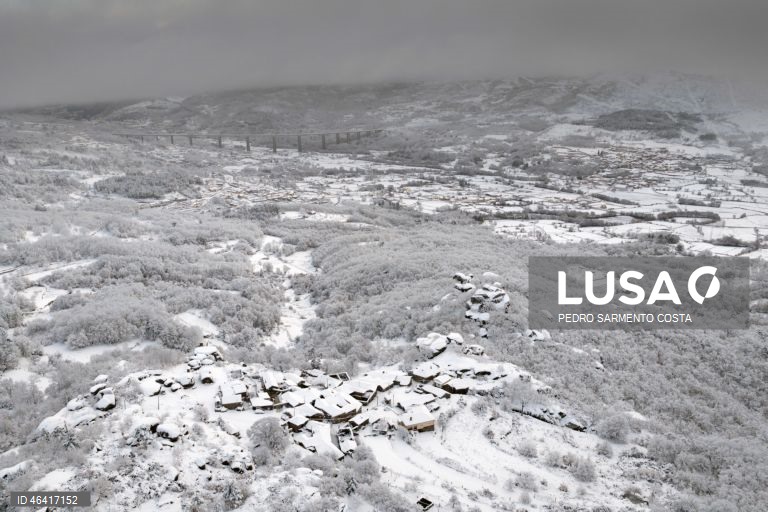 A aldeia do Castelo acordou pintada de branco devido à passagem da depressão Ingrid, no concelho de Vila Pouca de Aguiar, distrito de Vila Real, 24 de janeiro de 2026.  PEDRO SARMENTO COSTA/LUSA