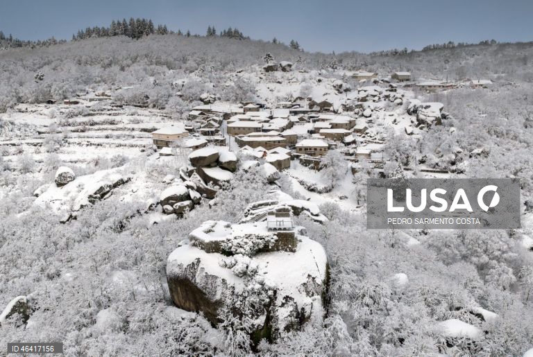 A aldeia do Castelo acordou pintada de branco devido à passagem da depressão Ingrid, no concelho de Vila Pouca de Aguiar, distrito de Vila Real, 24 de janeiro de 2026.  PEDRO SARMENTO COSTA/LUSA