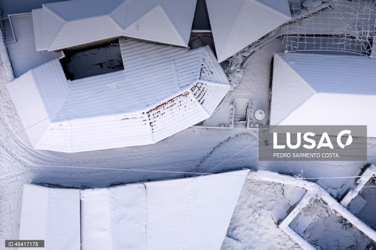 A aldeia do Castelo acordou pintada de branco devido à passagem da depressão Ingrid, no concelho de Vila Pouca de Aguiar, distrito de Vila Real, 24 de janeiro de 2026.  PEDRO SARMENTO COSTA/LUSA