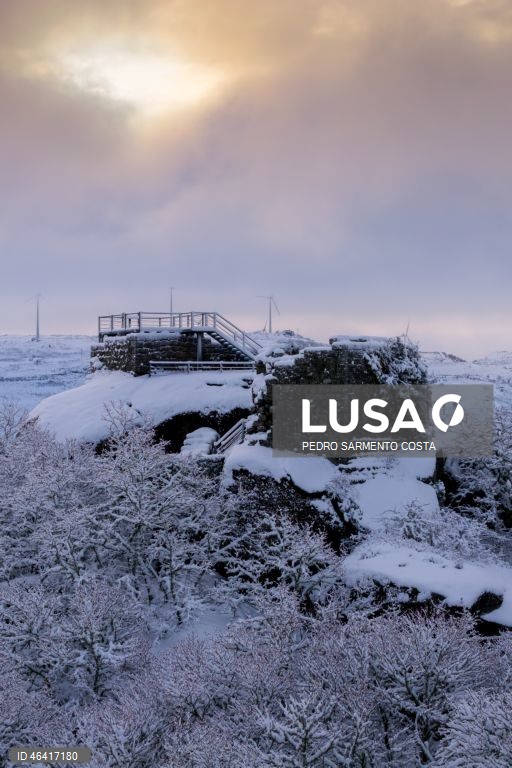 A aldeia do Castelo acordou pintada de branco devido à passagem da depressão Ingrid, no concelho de Vila Pouca de Aguiar, distrito de Vila Real, 24 de janeiro de 2026.  PEDRO SARMENTO COSTA/LUSA