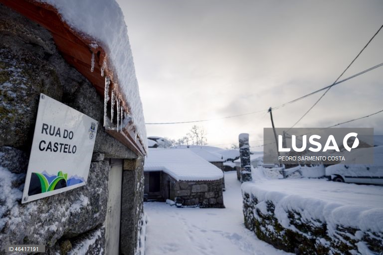A aldeia do Castelo acordou pintada de branco devido à passagem da depressão Ingrid, no concelho de Vila Pouca de Aguiar, distrito de Vila Real, 24 de janeiro de 2026.  PEDRO SARMENTO COSTA/LUSA