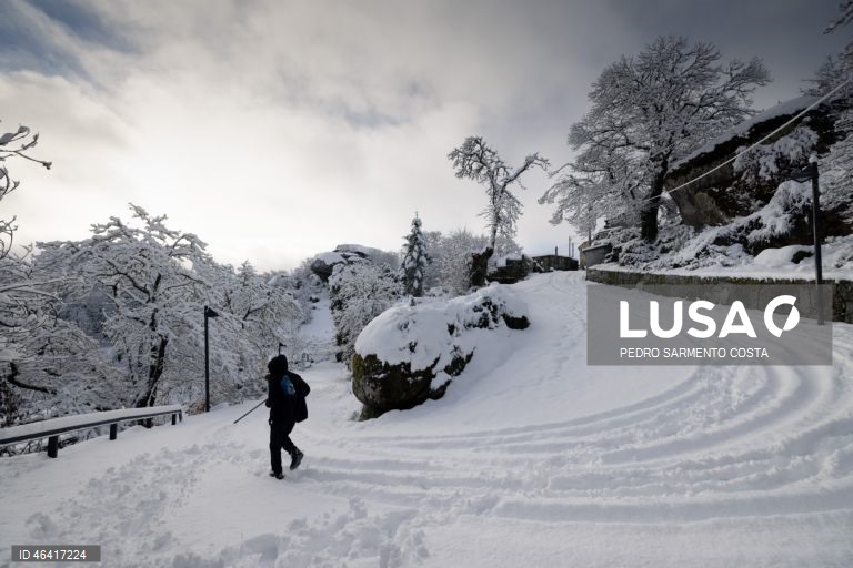 A aldeia do Castelo acordou pintada de branco devido à passagem da depressão Ingrid, no concelho de Vila Pouca de Aguiar, distrito de Vila Real, 24 de janeiro de 2026.  PEDRO SARMENTO COSTA/LUSA