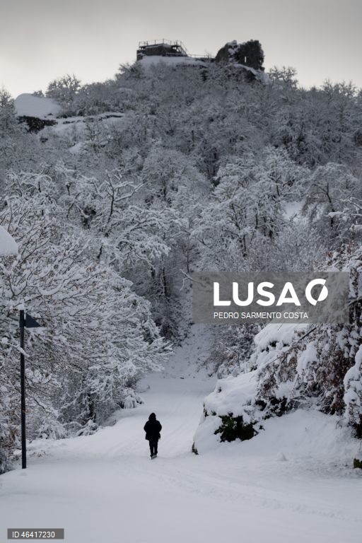 A aldeia do Castelo acordou pintada de branco devido à passagem da depressão Ingrid, no concelho de Vila Pouca de Aguiar, distrito de Vila Real, 24 de janeiro de 2026.  PEDRO SARMENTO COSTA/LUSA