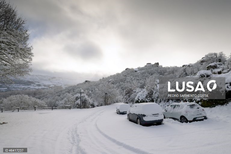 A aldeia do Castelo acordou pintada de branco devido à passagem da depressão Ingrid, no concelho de Vila Pouca de Aguiar, distrito de Vila Real, 24 de janeiro de 2026.  PEDRO SARMENTO COSTA/LUSA