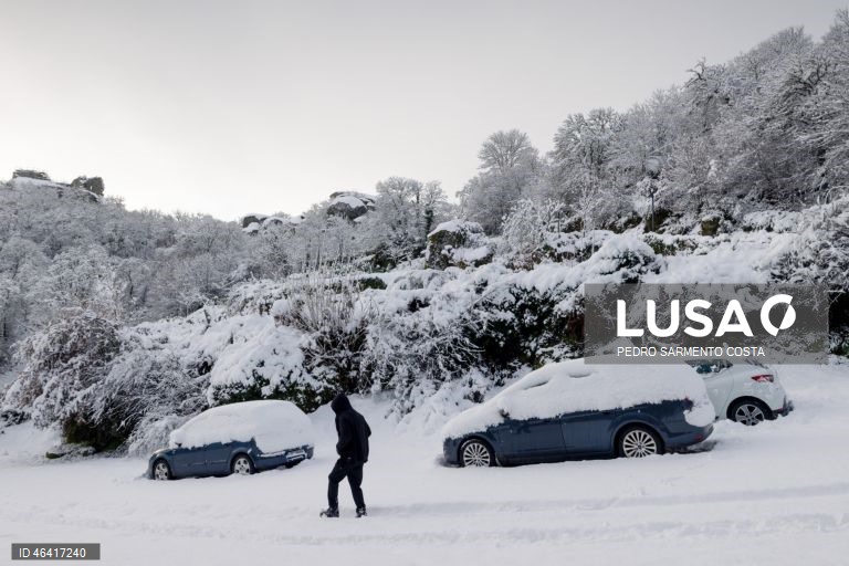 A aldeia do Castelo acordou pintada de branco devido à passagem da depressão Ingrid, no concelho de Vila Pouca de Aguiar, distrito de Vila Real, 24 de janeiro de 2026.  PEDRO SARMENTO COSTA/LUSA