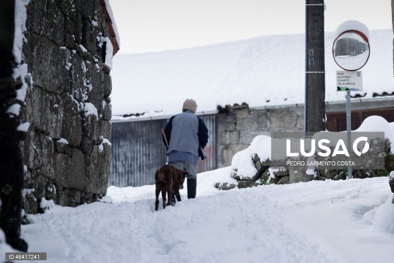 A aldeia do Castelo acordou pintada de branco devido à passagem da depressão Ingrid, no concelho de Vila Pouca de Aguiar, distrito de Vila Real, 24 de janeiro de 2026.  PEDRO SARMENTO COSTA/LUSA